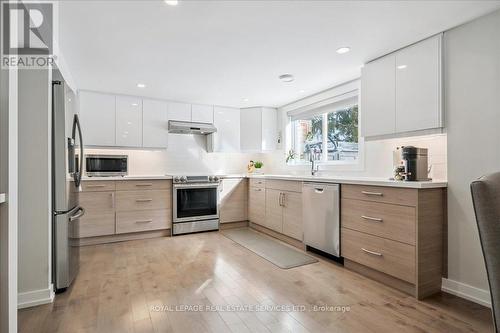 1466 Flaminia Court, Mississauga, ON - Indoor Photo Showing Kitchen With Upgraded Kitchen