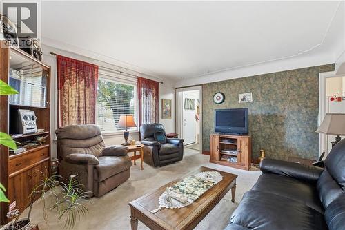 298 Sanatorium Road, Hamilton, ON - Indoor Photo Showing Living Room