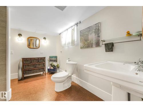 11036 125 St Nw, Edmonton, AB - Indoor Photo Showing Bathroom