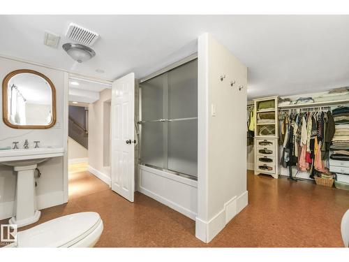 11036 125 St Nw, Edmonton, AB - Indoor Photo Showing Bathroom