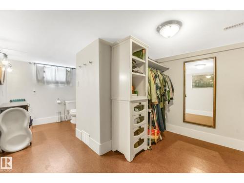 11036 125 St Nw, Edmonton, AB - Indoor