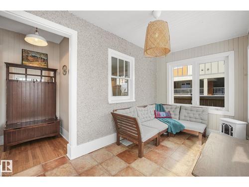 11036 125 St Nw, Edmonton, AB - Indoor