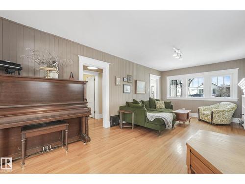11036 125 St Nw, Edmonton, AB - Indoor Photo Showing Living Room