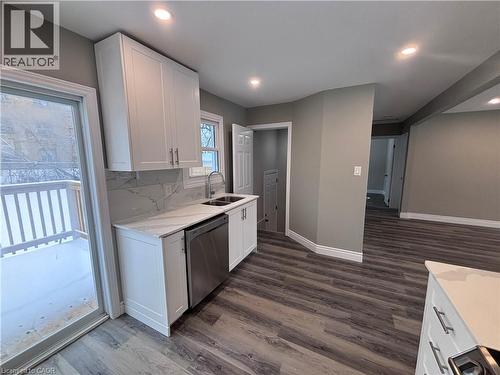 300 East 43Rd Street, Hamilton, ON - Indoor Photo Showing Kitchen With Double Sink