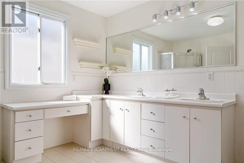 43 Glenayr Street, Hamilton, ON - Indoor Photo Showing Bathroom