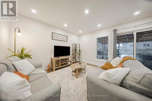 469 Old Newbury Lane, Cambridge, ON - Indoor Photo Showing Living Room