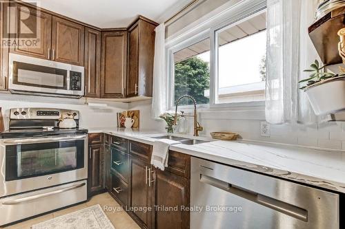170 Laurentian Drive N, London East (East O), ON - Indoor Photo Showing Kitchen With Double Sink With Upgraded Kitchen