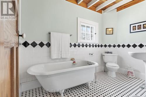 31 Fair Avenue, Kawartha Lakes (Lindsay), ON - Indoor Photo Showing Bathroom