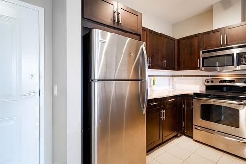 211-1350 Ridgeway Drive, Kelowna, BC - Indoor Photo Showing Kitchen With Stainless Steel Kitchen