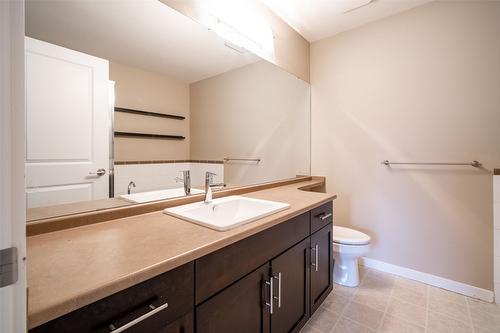 211-1350 Ridgeway Drive, Kelowna, BC - Indoor Photo Showing Bathroom