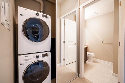 211-1350 Ridgeway Drive, Kelowna, BC - Indoor Photo Showing Laundry Room
