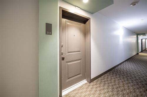 211-1350 Ridgeway Drive, Kelowna, BC - Indoor Photo Showing Other Room