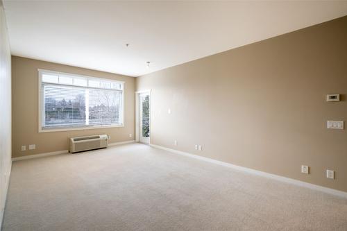 211-1350 Ridgeway Drive, Kelowna, BC - Indoor Photo Showing Other Room