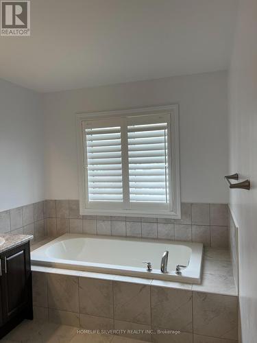 178 Seeley Avenue, Southgate, ON - Indoor Photo Showing Bathroom