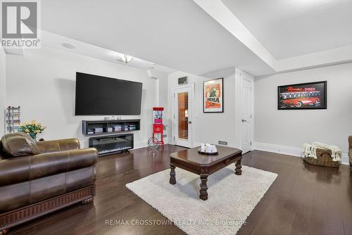 10 Annsleywood Court, Vaughan, ON - Indoor Photo Showing Living Room