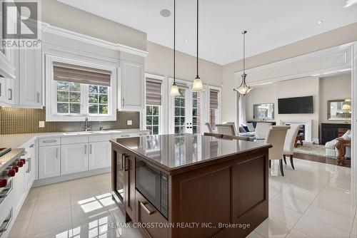 10 Annsleywood Court, Vaughan, ON - Indoor Photo Showing Kitchen With Upgraded Kitchen