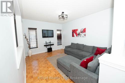 19 Fountainview Way, Brampton, ON - Indoor Photo Showing Living Room