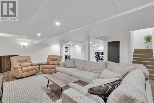 2099 Helmsley Avenue, Oakville (Wm Westmount), ON - Indoor Photo Showing Living Room