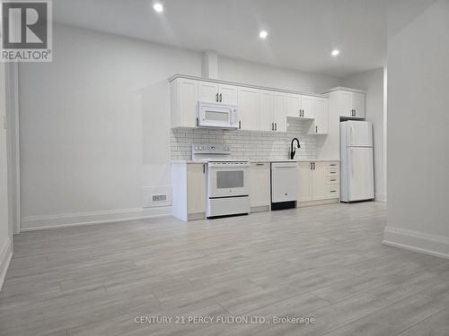Bsmt - 195 Danforth Road, Toronto, ON - Indoor Photo Showing Kitchen