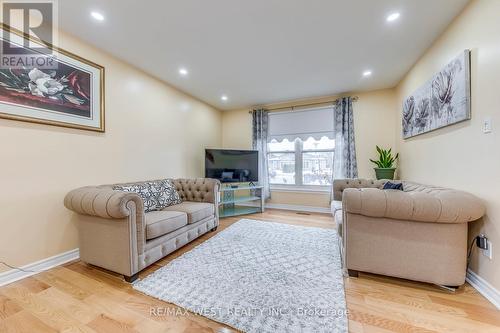 43 Flamingo Crescent, Brampton, ON - Indoor Photo Showing Living Room