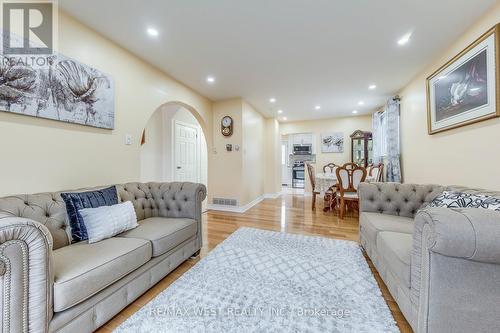 43 Flamingo Crescent, Brampton, ON - Indoor Photo Showing Living Room