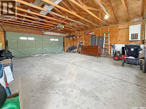 426 15Th Avenue Ne, Swift Current, SK - Indoor Photo Showing Garage