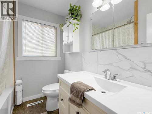 426 15Th Avenue Ne, Swift Current, SK - Indoor Photo Showing Bathroom