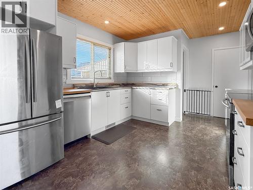 426 15Th Avenue Ne, Swift Current, SK - Indoor Photo Showing Kitchen
