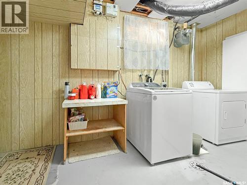 426 15Th Avenue Ne, Swift Current, SK - Indoor Photo Showing Laundry Room