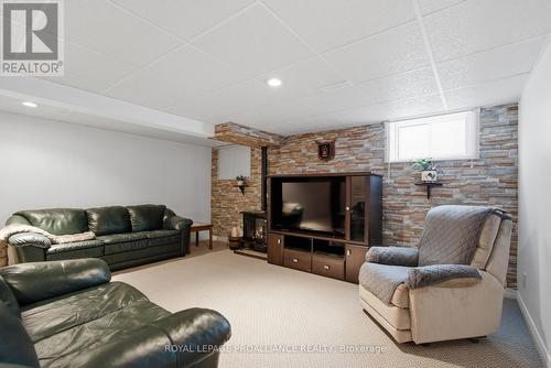 94 Sandbanks Court, Prince Edward County (Wellington Ward), ON - Indoor Photo Showing Living Room