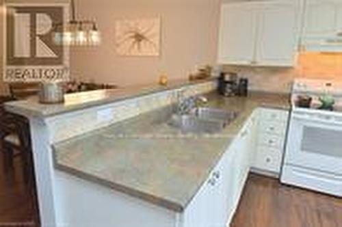 202 - 1411 Walkers Line, Burlington (Tansley), ON - Indoor Photo Showing Kitchen