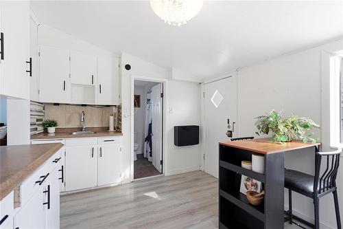 34 Essex Avenue, Winnipeg, MB - Indoor Photo Showing Kitchen