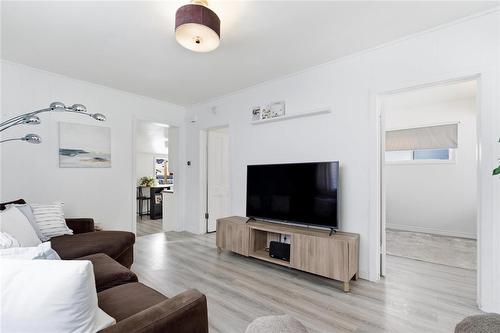 34 Essex Avenue, Winnipeg, MB - Indoor Photo Showing Living Room