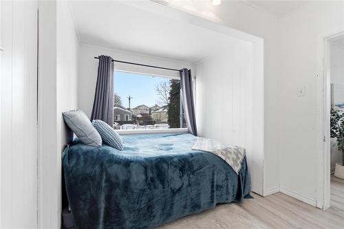 34 Essex Avenue, Winnipeg, MB - Indoor Photo Showing Bedroom