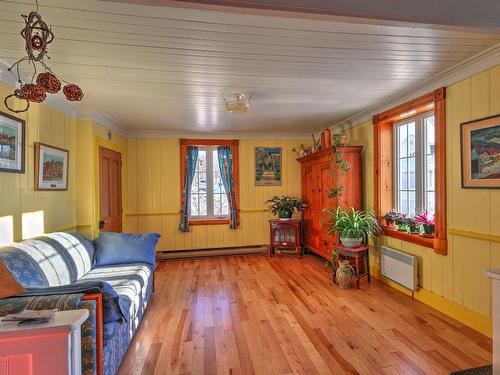 Salon - 325 4E Avenue, Saint-Paul-De-Montminy, QC - Indoor