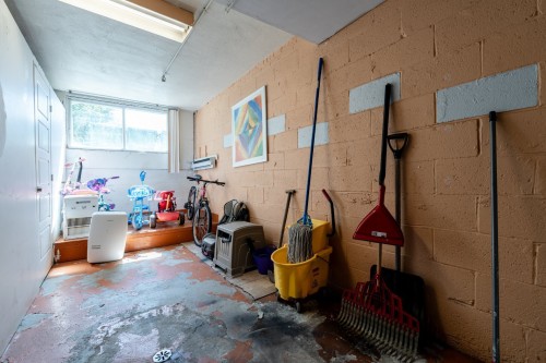Garage - 9-9267 Boul. Lasalle, Montréal (Lasalle), QC - Indoor Photo Showing Other Room