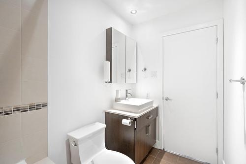 Bathroom - 204-2375 Av. Ekers, Mont-Royal, QC - Indoor Photo Showing Other Room