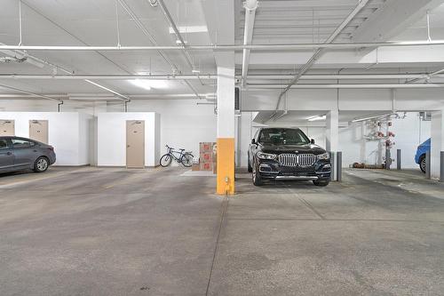 Garage - 204-2375 Av. Ekers, Mont-Royal, QC - Indoor Photo Showing Garage
