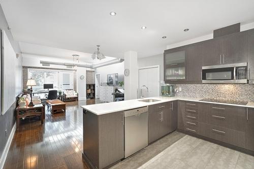 Kitchen - 204-2375 Av. Ekers, Mont-Royal, QC - Indoor Photo Showing Kitchen With Upgraded Kitchen