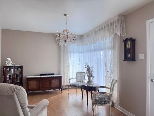 Salon - 464 Rue Julien, Trois-Rivières, QC - Indoor