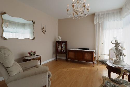 Salon - 464 Rue Julien, Trois-Rivières, QC - Indoor