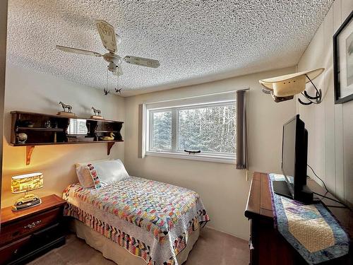 2353 Reddit Road, Kenora, ON - Indoor Photo Showing Bedroom