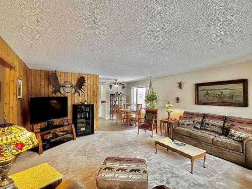 2353 Reddit Road, Kenora, ON - Indoor Photo Showing Living Room