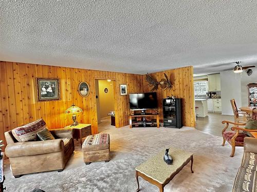 2353 Reddit Road, Kenora, ON - Indoor Photo Showing Living Room