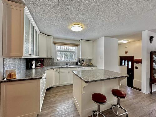 2353 Reddit Road, Kenora, ON - Indoor Photo Showing Kitchen