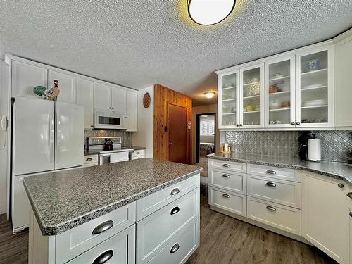 2353 Reddit Road, Kenora, ON - Indoor Photo Showing Kitchen