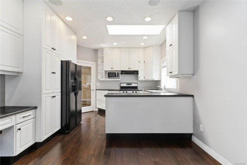 808 Jagdeep Pl, Saanich, BC 