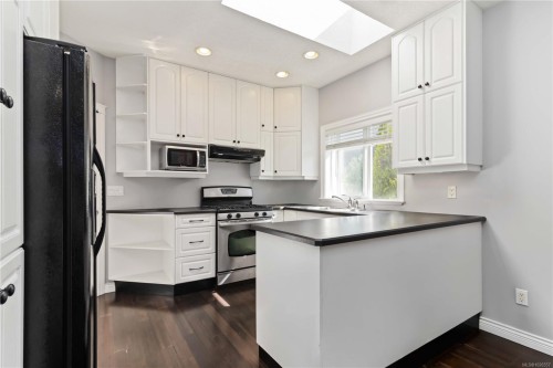 808 Jagdeep Pl, Saanich, BC 