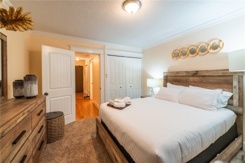 110-1600 Dufferin Cres, Nanaimo, BC - Indoor Photo Showing Bedroom