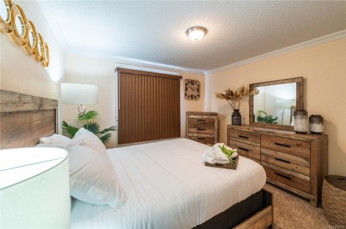 110-1600 Dufferin Cres, Nanaimo, BC - Indoor Photo Showing Bedroom